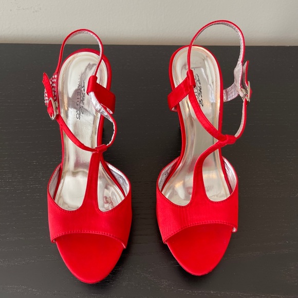 Vibrant red satin evening sandals - Picture 2 of 4